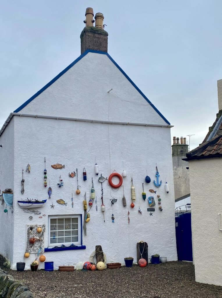 Quaint seaside house in Lower Largo on the walk to Largo Castaway Sauna