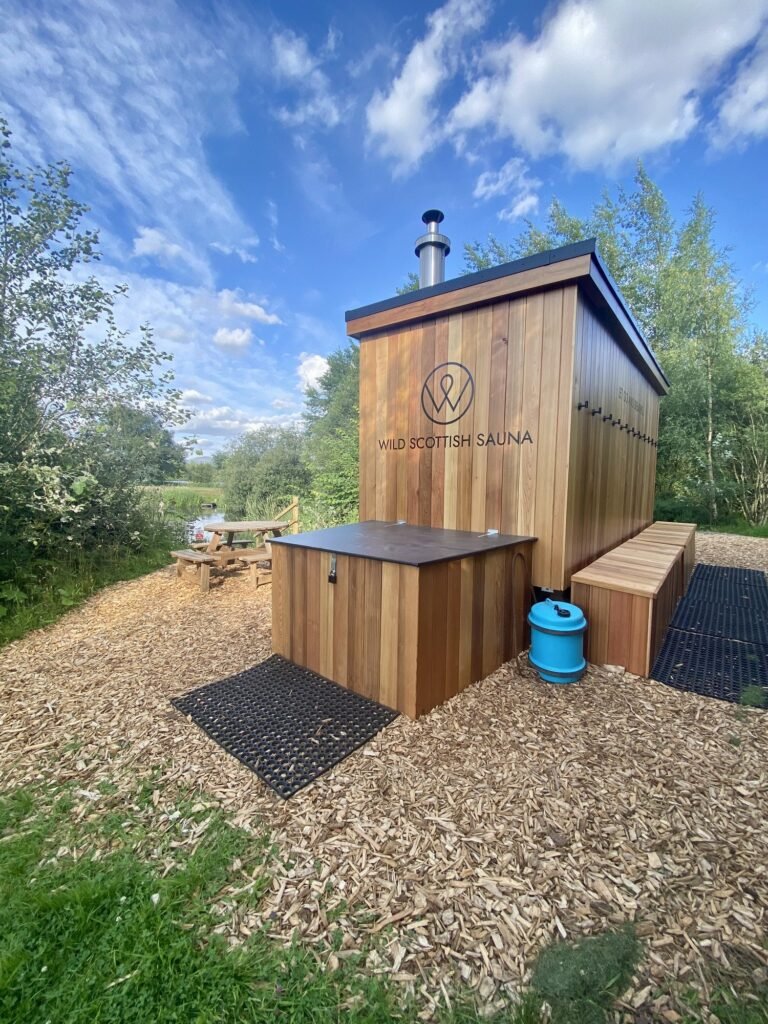 Wild Scottish Sauna Kinross exterior with picnic table and path down to the water
